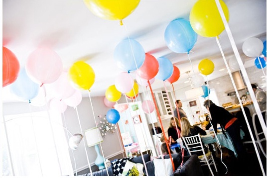 Decora pegando los globos en el techo - LaCelebracion.com